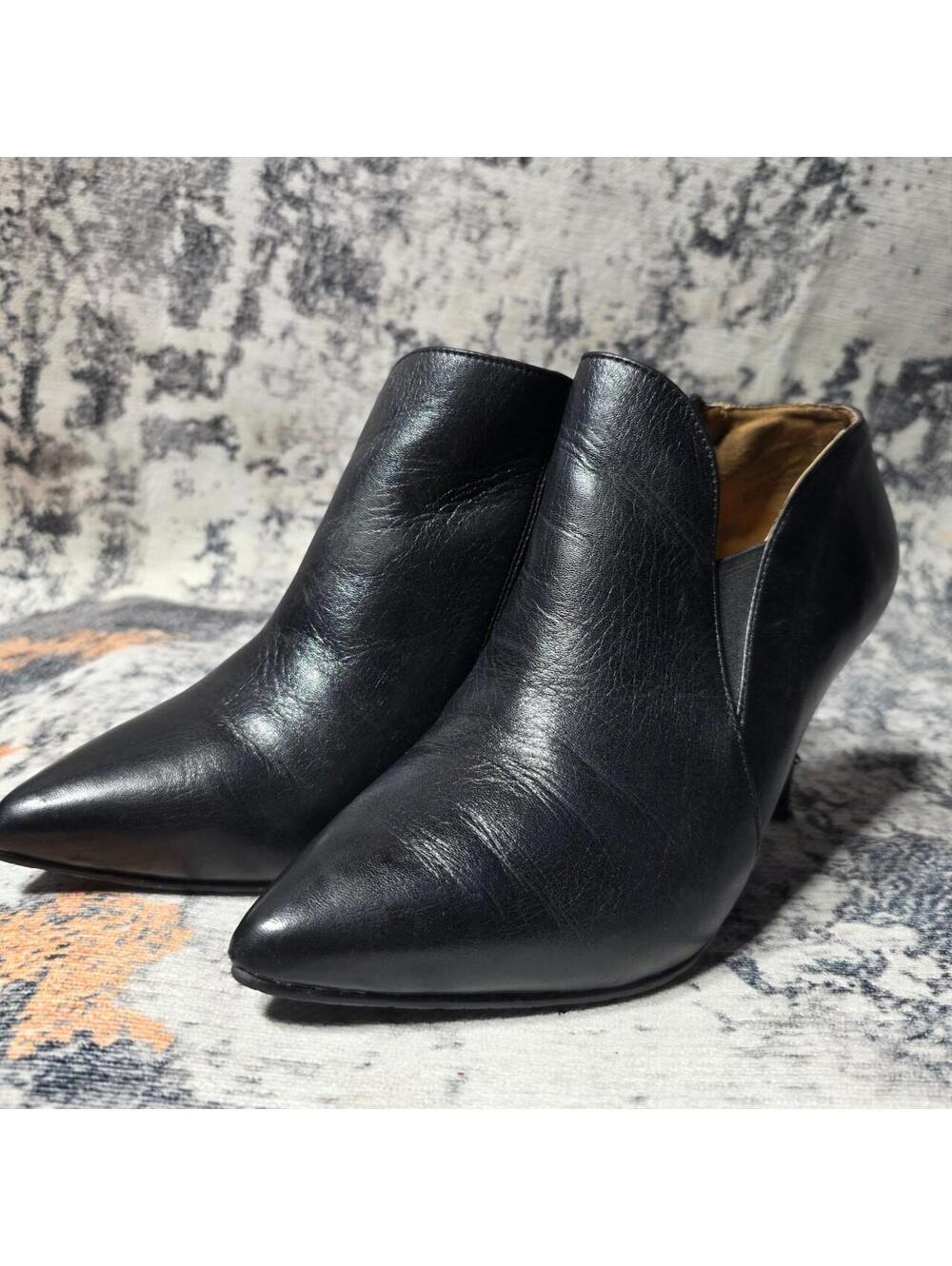 14th and Union Size 8.5 WIDE Black leather ankle boots with pointed toe and heel